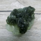 Prehnite pierre verte foncée et verte claire 33g