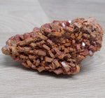 Vanadinite brune et rouge pierre de Midelt 9,9cm et 231g