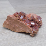 Macle de cristaux de vanadinite pierre naturelle du Maroc 83g
