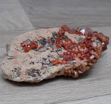 Vanadinite rouge sur matrice pierre brute