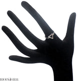 Bague à triangle argentée en acier inoxydable sur sa main