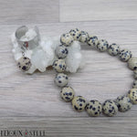 Bague large argentée à pendentif et bracelet en jaspe dalmatien