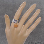 Bague large réglable argentée à pendentif perle d'aventurine orange en acier chirurgical