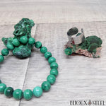 Bague large argentée et bracelet en perles de malachite