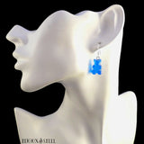 Création boucles d'oreilles pendantes à oursons bleus translucides en acrylique sur présentoir