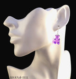 Création boucles d'oreilles pendantes à oursons violets translucides en acrylique sur présentoir