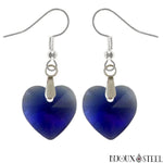 Boucles d'oreilles pendantes cœurs en verre bleus et crochet en acier 