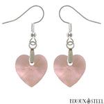 Boucles d'oreilles pendantes cœurs en verre roses et crochet en acier 