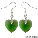 Boucles d'oreilles pendantes cœurs en verre verts et crochet en acier 