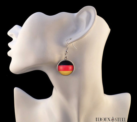 Boucles d'oreilles pendantes à drapeau de l'Allemagne sur présentoir
