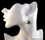 Boucles d'oreilles pendantes à feuilles de cannabis treillis militaire création sur présentoir 