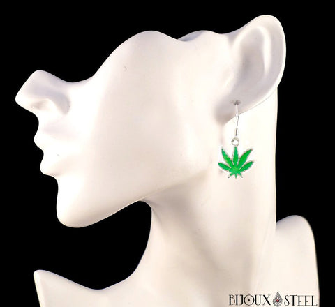 Boucles d'oreilles pendantes à feuilles de cannabis vertes claires sur présentoir