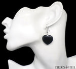 Boucles d'oreilles pendantes coeurs en pierre naturelle d'obsidienne noire sur présentoir