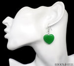 Boucles d'oreilles pendantes coeurs en pierre de jade de Malaisie sur présentoir