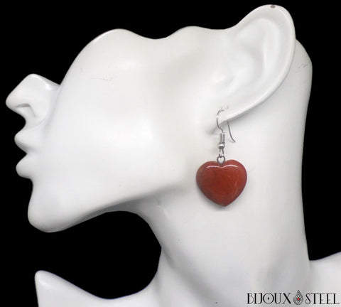 Boucles d'oreilles pendantes coeurs en pierre de jaspe rouge sur présentoir