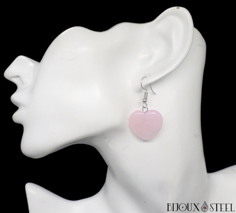 Boucles d'oreilles pendantes coeurs en pierre de quartz rose sur présentoir
