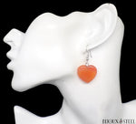 Boucles d'oreilles pendantes coeurs en pierre naturelle d'agate rouge sur présentoir