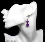 Boucles d'oreilles pendantes argentées deux perles d'agate violette en pierre naturelle teintée et acier chirurgical