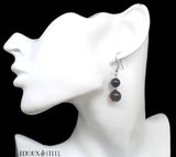 Boucles d'oreilles pendantes argentées deux perles de quartz enfumé en pierre naturelle et acier chirurgical