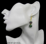 Boucles d'oreilles pendantes dorées deux perles de rubis zoïsite en acier inoxydable et pierre naturelle