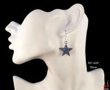 Création boucles d'oreilles pendantes à étoiles argentées serties de strass bleus sur présentoir