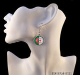 Boucles d'oreilles pendantes à drapeau de l'Algérie sur présentoir