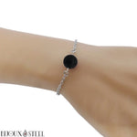 Bracelet en acier inoxydable argenté et sa perle de pierre de lave 10mm