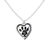 Collier à pendentif coeur argenté à empreinte de patte de chien noire