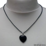 Collier à pendentif coeur en pierre naturelle d'obsidienne noire sur présentoir