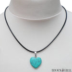 Pendentif coeur en pierre de turquoise artificielle et son collier cordon noir