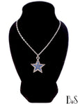 Création collier à pendentif étoile argentée sertie de strass bleus sur présentoir