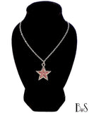 Création collier à pendentif étoile argentée sertie de strass roses sur présentoir