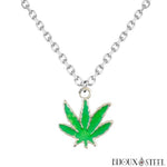 Collier à pendentif feuille de cannabis verte claire et sa chaîne argentée