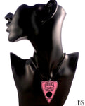 Collier à pendentif goutte et planche de ouija rose en acrylique sur présentoir