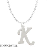 Collier à pendentif lettre K argentée en acier inoxydable