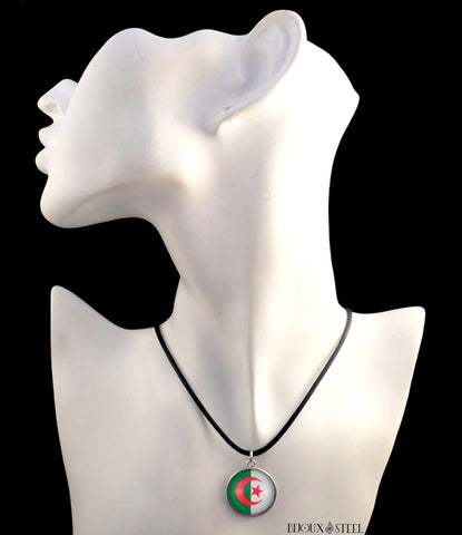 Collier à pendentif rond drapeau de l'Algérie sur présentoir