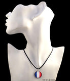 Collier à pendentif rond drapeau de la France sur présentoir