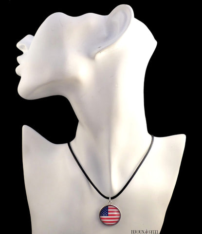 Collier à pendentif rond drapeau des Etats-Unis sur présentoir