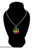 Création collier à pendentif peace and love rasta vert jaune et rouge sur présentoir