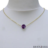 Collier à perle d'agate violette teintée et sa chaîne dorée en acier inoxydable