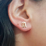 Boucle d'oreille dorée initiale lettre a en ancien anglais en acier sur oreille