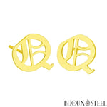 Boucles d'oreilles dorées initiales lettres en ancien anglais en acier inoxydable