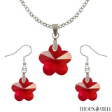 Parure boucles d'oreilles pendantes et collier à pendentif fleurs rouges en verre