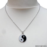 Pendentif Yin Yang noir et blanc et sa chaîne argentée en acier inoxydable