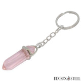 Porte-clés à chaîne argentée et son pendentif hexagonal à pointe rose en verre
